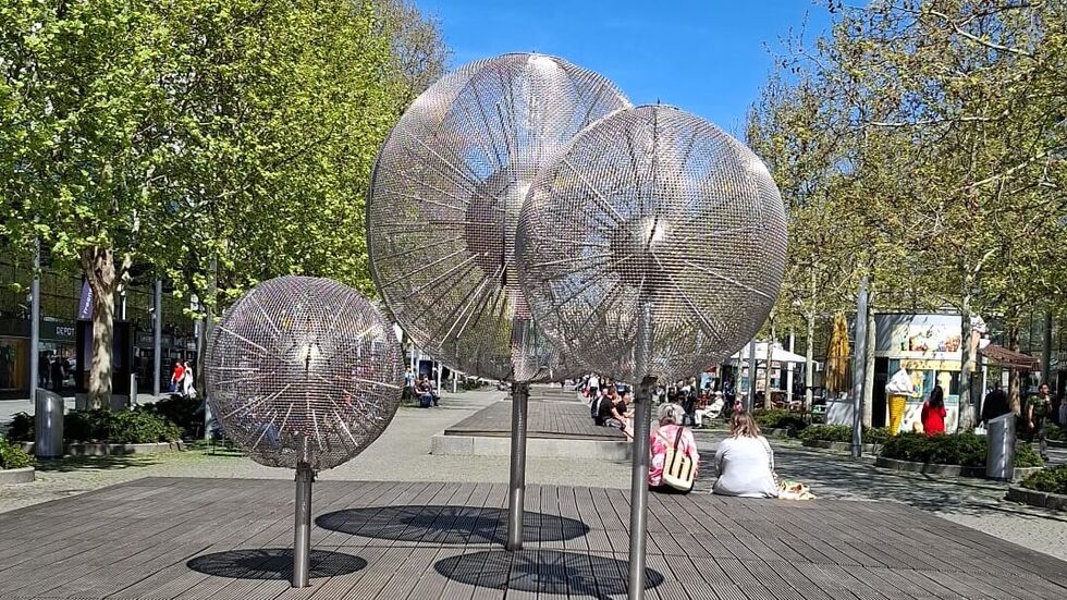 Holzplanken statt Wasserspiel. Der berühmte Pusteblumen-Brunnen auf der Prager Straße bleibt dieses Jahr aus. Holzplanken statt Wasserspiel. Der berühmte Pusteblumen-Brunnen auf der Prager Straße bleibt dieses Jahr aus.
