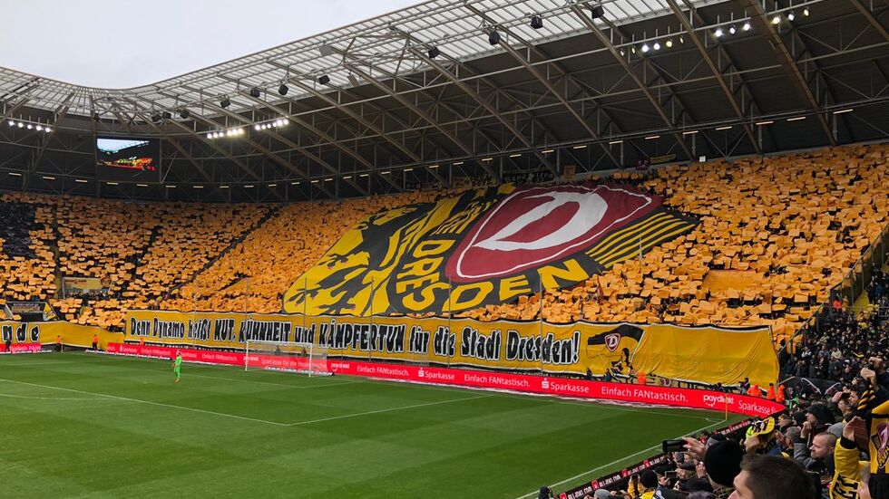 Choreographie der Dynamofans gegen Magdeburg.