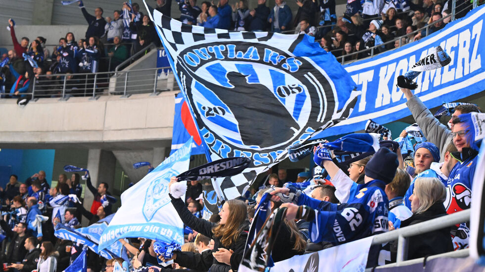 Die Fans der Dresdner Eislöwen bejubeln einen klaren Heimsieg gegen Kaufbeuren 