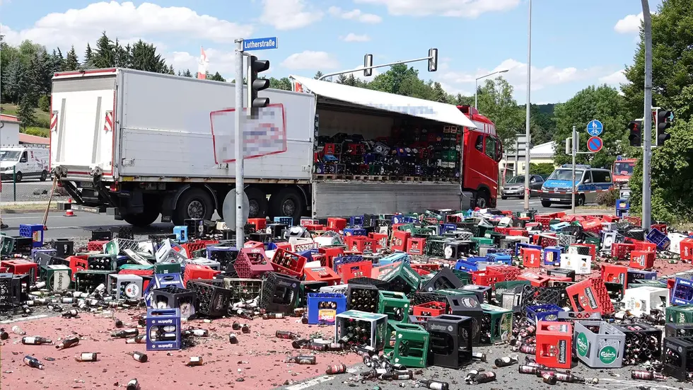 Am Dienstag Mittag kippten tausende leere Glasflaschen und Getränke-Kästen aus dem LKW auf die Fahrbahn Am Dienstag Mittag kippten tausende leere Glasflaschen und Getränke-Kästen aus dem LKW auf die Fahrbahn
