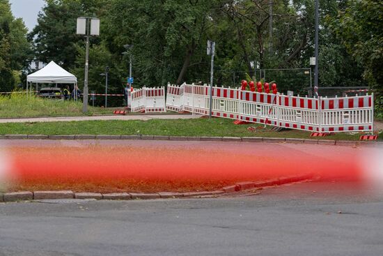 Der Bereich um das Bauwerk ist großräumig abgesperrt.