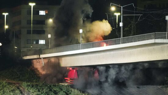 Deutlicher Rauch ist erkennbar.