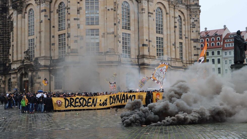 Vor der Frauenkirche wurde Pyrotechnik gezündet