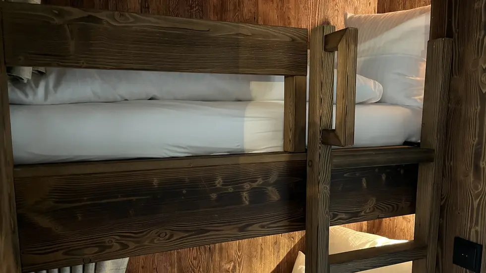 Die Kids schlafen in urigen Doppelstockbetten - wie auf der Almhütte
