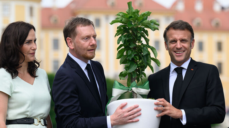 MP Kretschmer überreicht das Geschenk an Macron (r.).