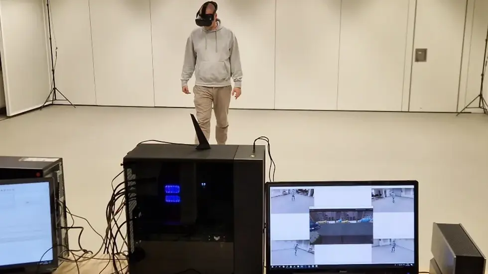 Die Fußgängersimulator-Studie findet in einem Raum im Universitätsteil Erfenschlager Straße 73 statt, wo die Probandinnen und Probanden mit einer VR-Brille in die virtuelle Realität einer Verkehrssituation eintauchen. Die Fußgängersimulator-Studie findet in einem Raum im Universitätsteil Erfenschlager Straße 73 statt, wo die Probandinnen und Probanden mit einer VR-Brille in die virtuelle Realität einer Verkehrssituation eintauchen.