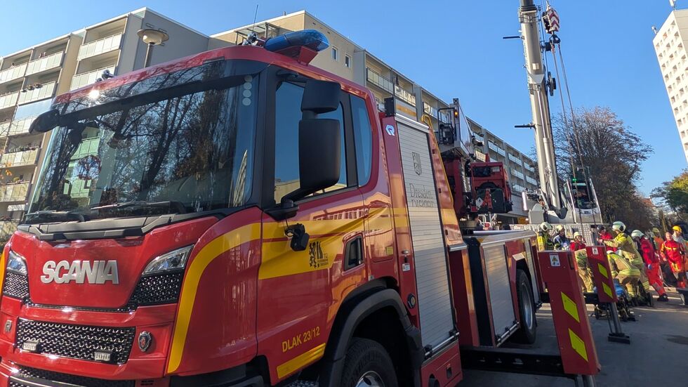 Die Feuerwehr hat eine Drehleiter in Stellung gebracht 