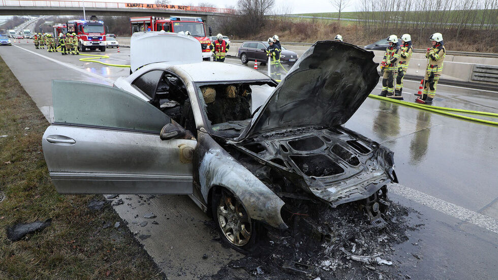 Der Mercedes-Benz erlitt deutliche Schäden durch den Brand. Der Mercedes-Benz erlitt deutliche Schäden durch den Brand.