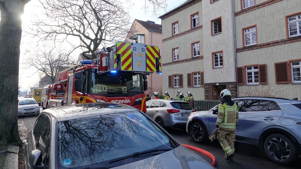 Die Einsatzkräfte auf der Andersenstraße in Dresden-Kaditz.