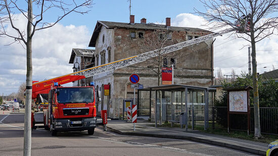 Der Sturm wehte am Bahnhof in Cossebaude Teile des Daches ab.