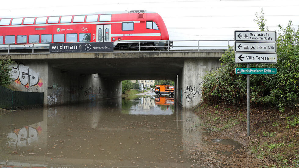 Die Bahnunterführung stand unter Wasser
