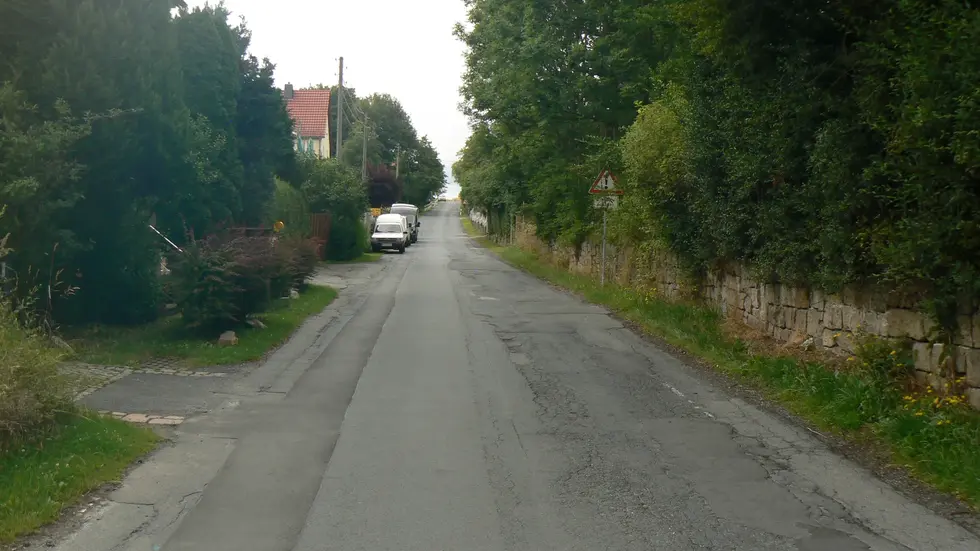 Die Kreisstraße vor der Sanierung Die Kreisstraße vor der Sanierung