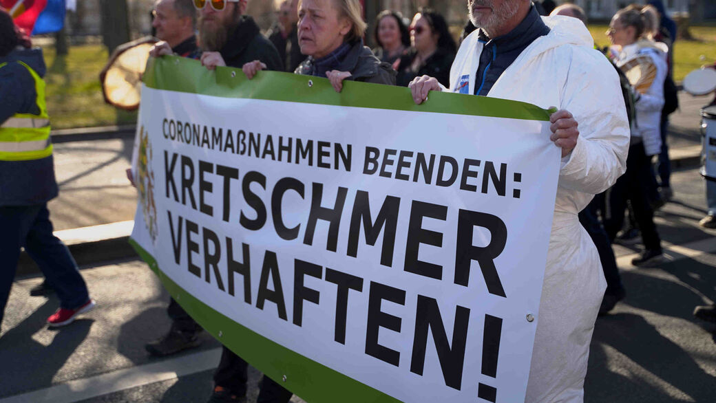 Zahlreiche Plakate sind bei der Demonstration zu sehen.