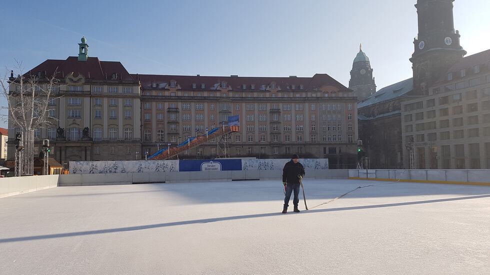 Viele Jahre lang lud der Winterzauber auf dem Altmarkt ein, nun soll es einen neuen Weihnachtsmarkt geben. Die Eisbahn ist aber dennoch weiterhin mit dabei.