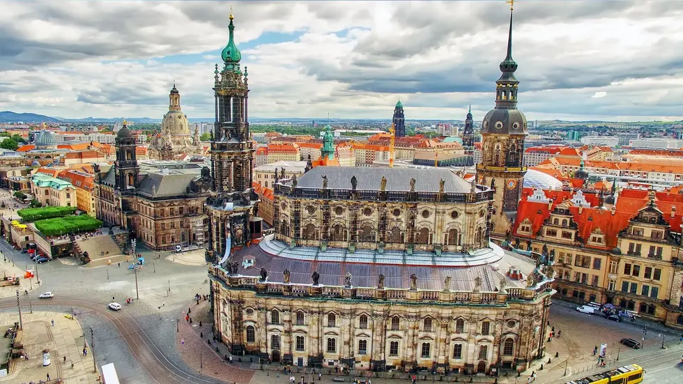 Die Dresdner Hofkirche eine der größten Barockbauten in Sachsen. Die Dresdner Hofkirche eine der größten Barockbauten in Sachsen.
