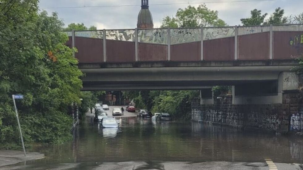 Unter einer Brücke auf der Leonhard-Frank-Straße im Leipziger Stadtteil Sellerhausen standen mehrere geparkte Autos tief im Wasser. Im Hintergrund ist die Leipziger Emmauskirche zu sehen. Unter einer Brücke auf der Leonhard-Frank-Straße im Leipziger Stadtteil Sellerhausen standen mehrere geparkte Autos tief im Wasser. Im Hintergrund ist die Leipziger Emmauskirche zu sehen.