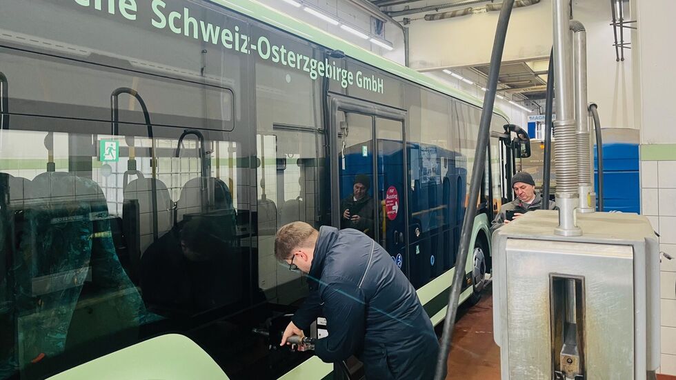 In den Betriebshöfen in Pirna und Freital können die Busse Biodiesel nachtanken