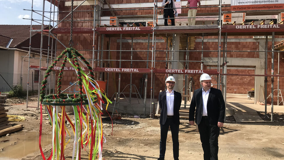 Toni Kunze, Geschäftsbereichsleiter
Expansion der EDEKA Unternehmensgruppe Nordbayern-Sachsen-Thüringen (links) und Ortsvorsteher Christian Hartmann (rechts) Toni Kunze, Geschäftsbereichsleiter
Expansion der EDEKA Unternehmensgruppe Nordbayern-Sachsen-Thüringen (links) und Ortsvorsteher Christian Hartmann (rechts)