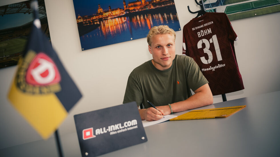 Dynamos Torhüter Philip Böhm bei der Vertragsunterschrift 