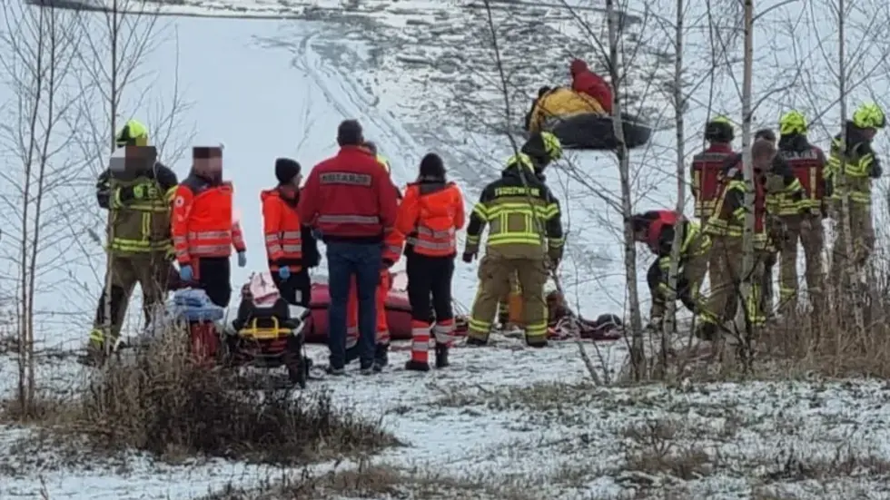 Feuerwehrleute konnten die eingebrochene Frau aus dem Wasser befreien (Symbolbild, dass stammt von einer ähnlichen Rettungsaktion am Harthsee stammt). Feuerwehrleute konnten die eingebrochene Frau aus dem Wasser befreien (Symbolbild, dass stammt von einer ähnlichen Rettungsaktion am Harthsee stammt).