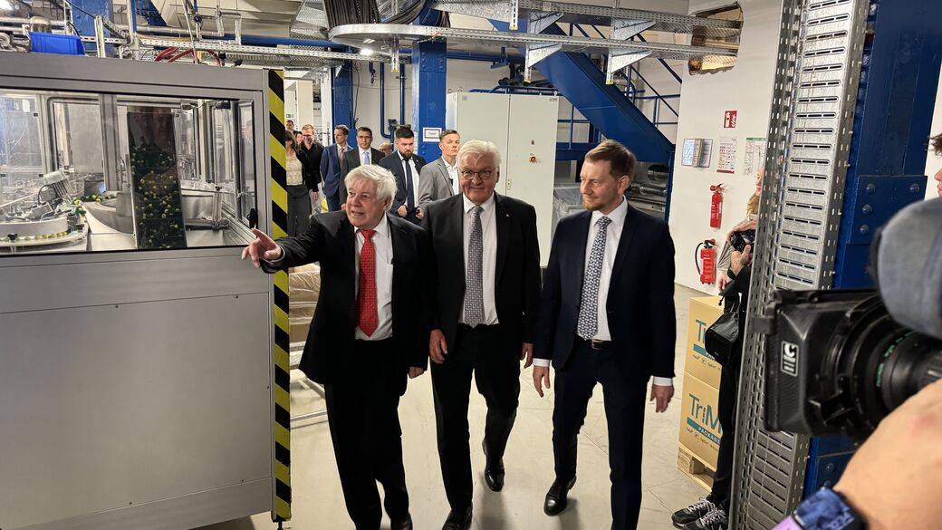 Ministerpräsident und Geschäftsführer begleiten den Bundespräsidenten durch die Produktion.