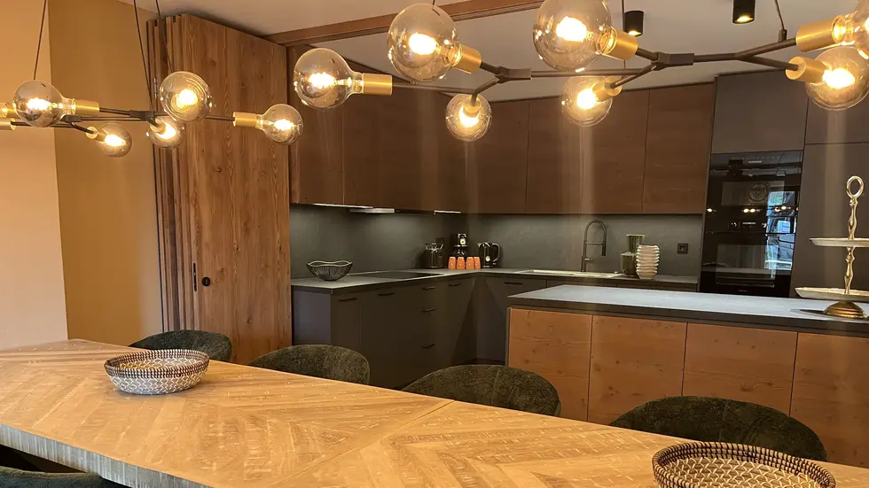 An einem langen Tisch können die Gäste im Chalet gemeinsam essen