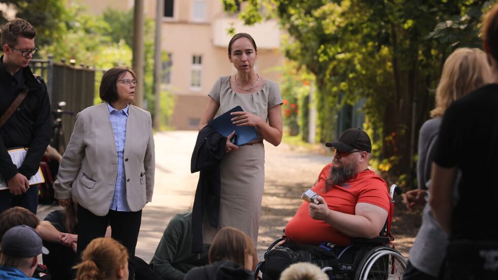 Sozialbürgermeisterin Kaufmann war am Dienstagvormittag bei der Obdachlosenunterkunft in Pieschen. Dort wird weiter gegen die Umzugspläne demonstriert. (Foto: T. Plunert)