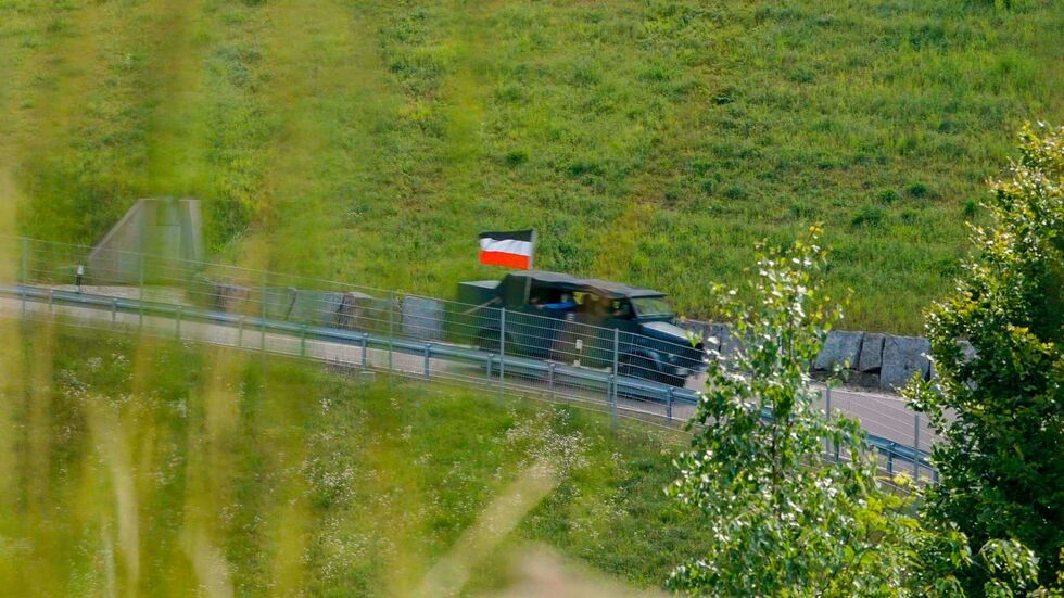 Wehrmachtsfans zogen am Männertag mit Kübelwagen und Reichsflagge durch Sachsen. 