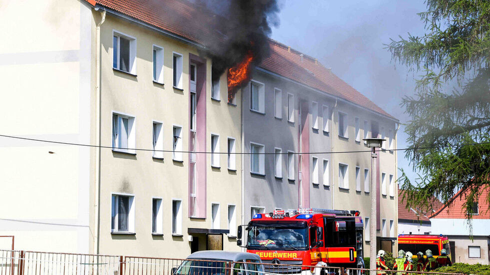 Flammen schlagen aus den Fenstern der Wohnung im zweiten Obergeschoss. Flammen schlagen aus den Fenstern der Wohnung im zweiten Obergeschoss.