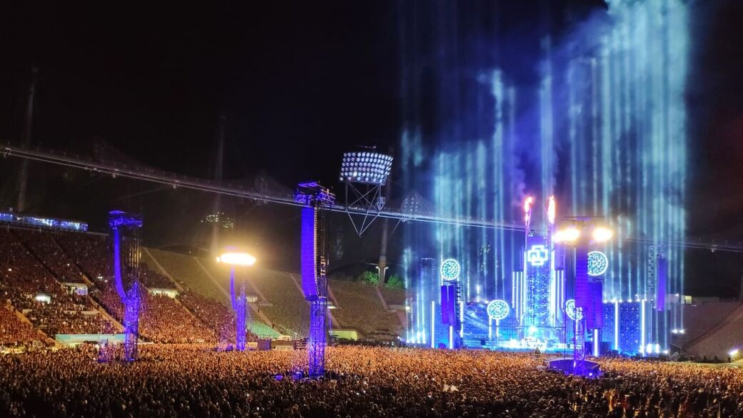 Von weitem sichtbar: Die Lichtshow von Rammstein, hier auf einem Bild aus München vom Pfingstwochenende (Foto: Privat/Dan Tebel)
