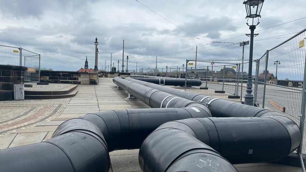 Die Fernwärmerohre blockieren den linken Fußweg Richtung Neustadt auf der Augustusbrücke und sind kein schönes Bild