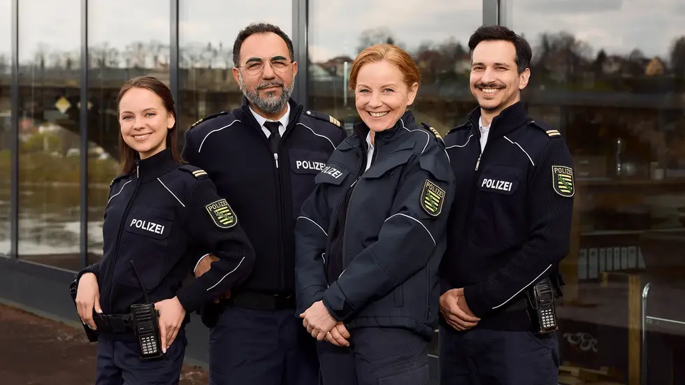 Das Team der WaPo Elbe: V.l.n.r. Kommissarin Jana Macourek (Barbara Prakopenka), Hauptkommissar Sami Fares (Adnan Maral), die Leiterin der Wache Hauptkommissarin Maike Junghans (Carina Wiese) und Kommissar Moritz Krätschmer (Ferdi Özten). Das Team der WaPo Elbe: V.l.n.r. Kommissarin Jana Macourek (Barbara Prakopenka), Hauptkommissar Sami Fares (Adnan Maral), die Leiterin der Wache Hauptkommissarin Maike Junghans (Carina Wiese) und Kommissar Moritz Krätschmer (Ferdi Özten).