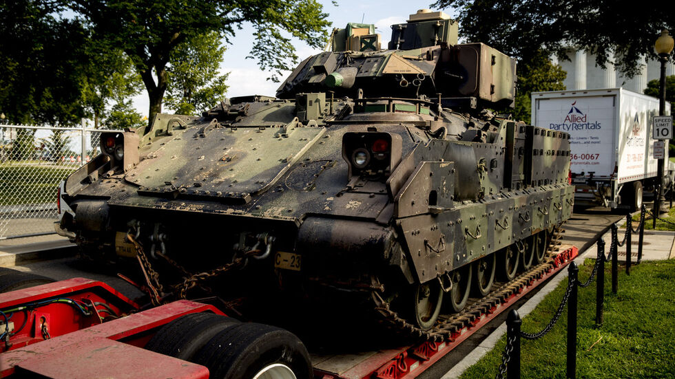 Mit einem Tieflader wird ein Panzer zu einer Demo nach Dresden gebracht. Es handelt sich dabei aber um ein anderes Modell, als hier gezeigt. Der demilitarisierte Panzer vom Typ DP-90 sei angemietet worden, hieß es. (Symbolbild: dpa) Mit einem Tieflader wird ein Panzer zu einer Demo nach Dresden gebracht. Es handelt sich dabei aber um ein anderes Modell, als hier gezeigt. Der demilitarisierte Panzer vom Typ DP-90 sei angemietet worden, hieß es. (Symbolbild: dpa)