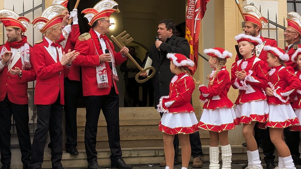 Der Radeberger Oberbürgermeister Frank Höhme und Präsident Carsten John vom Karnevalsklub Großerkmannsdorf e.V. 1967 „ringen“ um den Rathausschlüssel