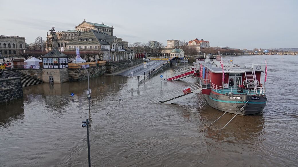Hochwasser Elbe in Dresden {27.12.23)