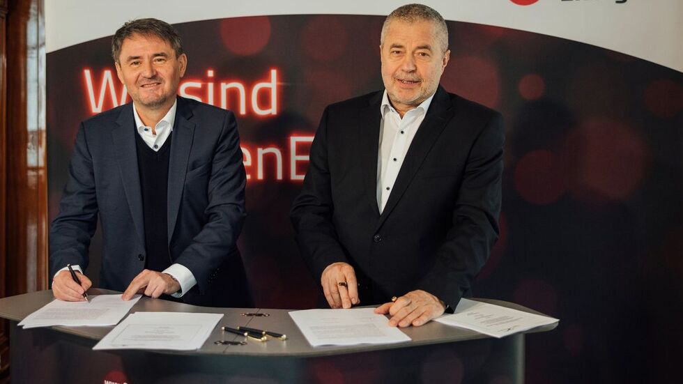 Jens Schaller (li.) und Landrat Michael Geisler (re.) bei der Vertragsunterzeichnung. Jens Schaller (li.) und Landrat Michael Geisler (re.) bei der Vertragsunterzeichnung.
