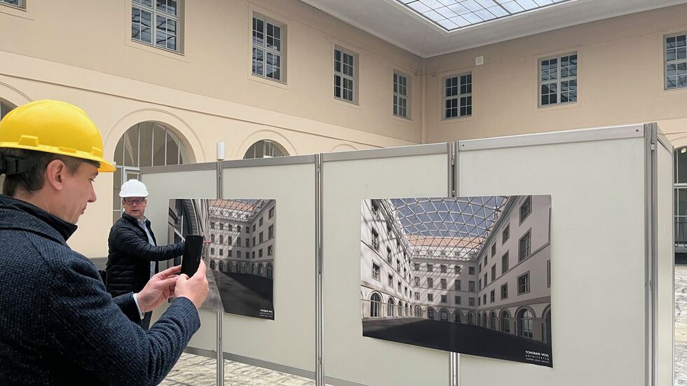 Baubürgermeister Kühn (li.) vor den Plänen für den Rathaus-Lichthof Baubürgermeister Kühn (li.) vor den Plänen für den Rathaus-Lichthof