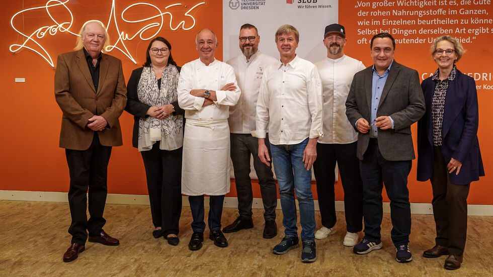 Gastro-Kritiker Jürgen Dollase, SLUB-Chefin Katrin Stump sowie die Köche Marc Haeberlin, Stefan Neugebauer, Joachim Wissler, Christian Hümbs, Torsten Michel und TUD-Rektorin Ursula Staudinger (v.l.n.r.) bei der Rezeptübergabe