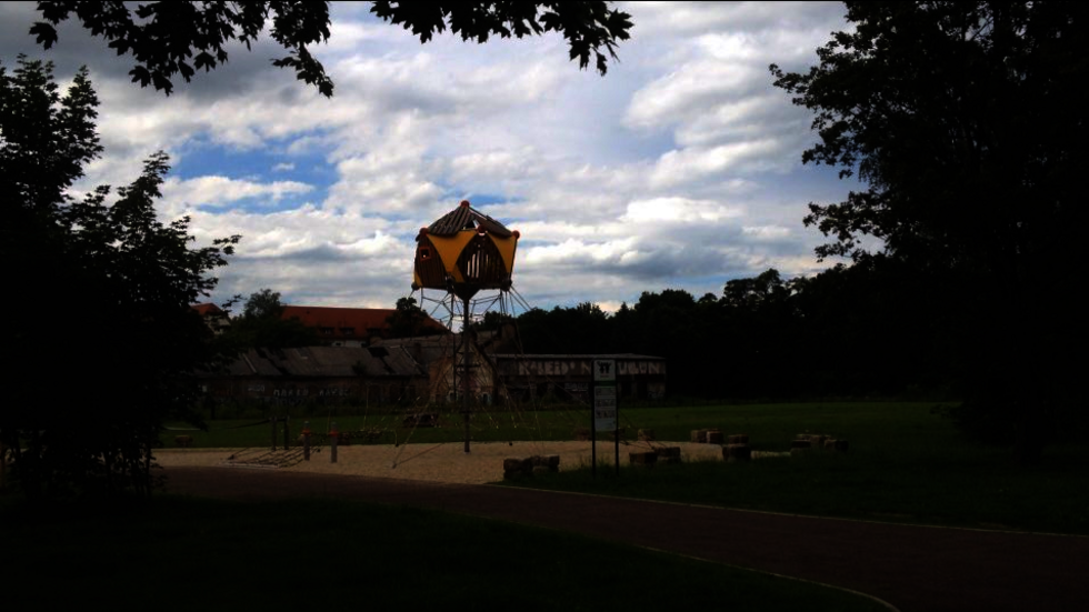 Der Geh- und Radweg im Alaunpark ist abends eher spärlich beleuchtet. Das soll sich bald ändern. (Archivbild)