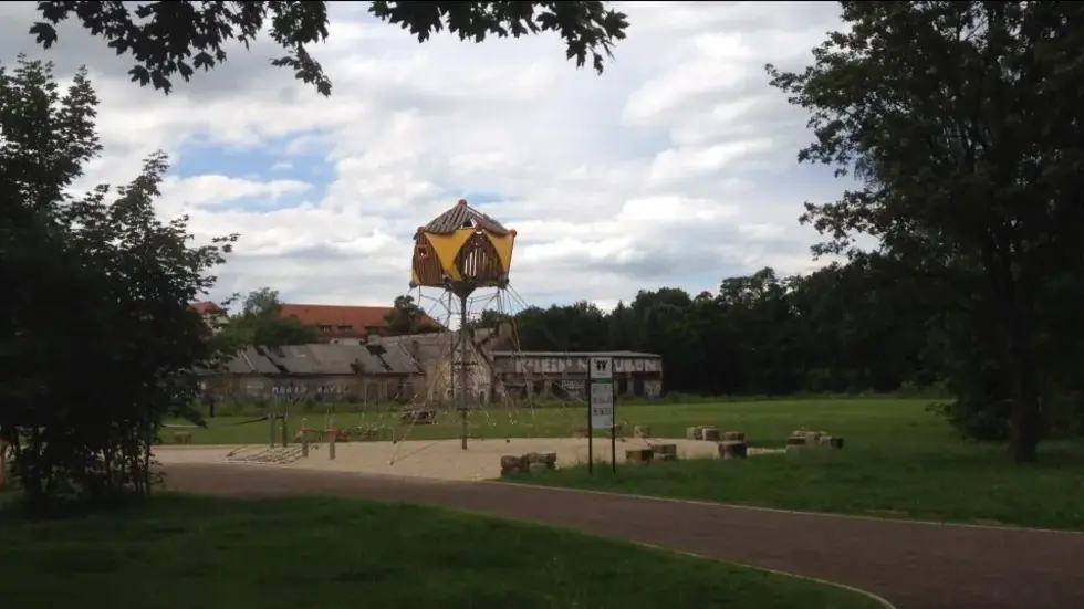 Im Alaunpark in der Neustadt ist in der Nacht zum Sonntag ein junges Paar an einem Spielplatz überfallen worden. Im Alaunpark in der Neustadt ist in der Nacht zum Sonntag ein junges Paar an einem Spielplatz überfallen worden.