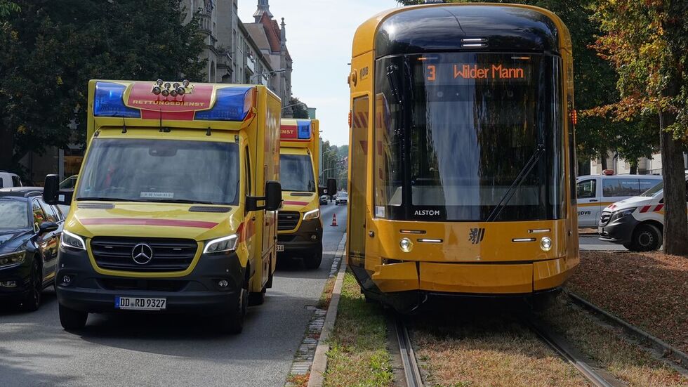 Die Straßenbahn kollidierte mit einem Auto.