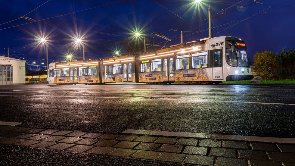 Die "Weihnachtsbahn" rollt jetzt druch Dresden 