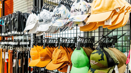 Kleidung wie diese gibt es dann im Outlet zu ergattern.