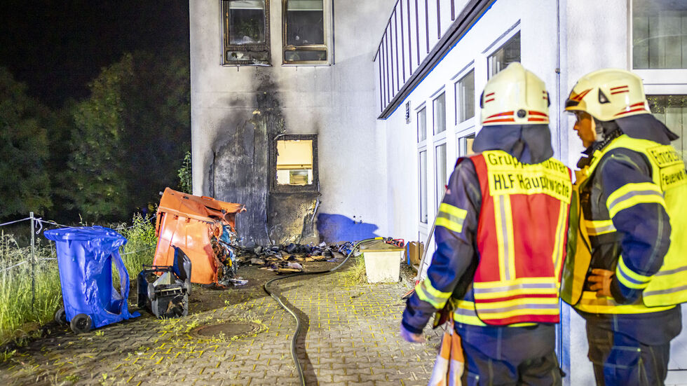 Die Mülltonnen wurden komplett zerstört, auch Teile der Hausfassade mussten geöffnet werden.