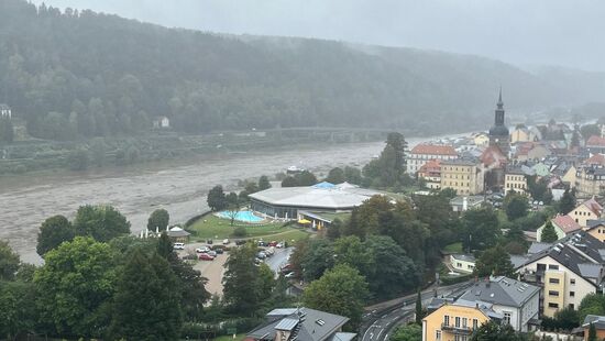 Die Toskana Therme in Bad Schandau neben der Elbe.