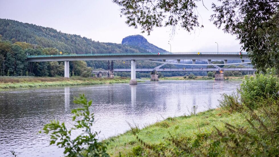Die Bad Schandauer Elbbrücke ist die einzige Querung zwischen der tschechischen Grenze und Pirna Die Bad Schandauer Elbbrücke ist die einzige Querung zwischen der tschechischen Grenze und Pirna
