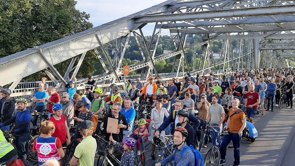 Es geht nichts mehr: Am Montagmorgen wird das Blaue Wunder von Radfahrern blockiert.