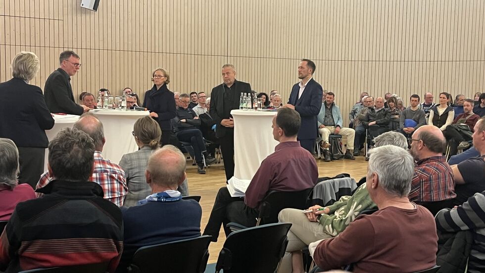 Ministerin Kraushaar (Mitte) lud zum Bürgerdialog nach Bad Schandau, an dem auch Landrat Geisler (2. v.r.) und Schandaus Bürgermeister Kunack (re.) teilnahmen