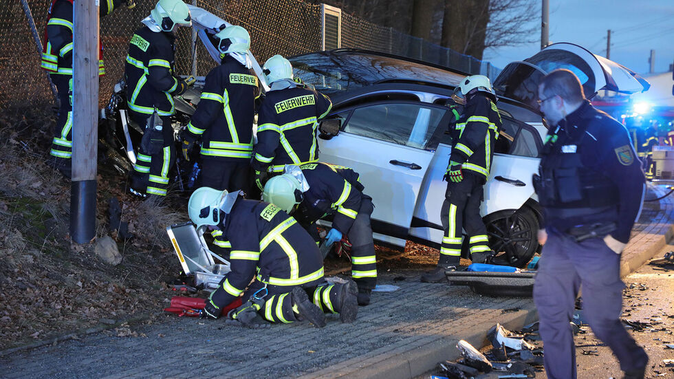 Die Feuerwehr löste einen Massenanfall-Alarm aus, weil sechs Menschen beim Unfall verletzt wurden Die Feuerwehr löste einen Massenanfall-Alarm aus, weil sechs Menschen beim Unfall verletzt wurden