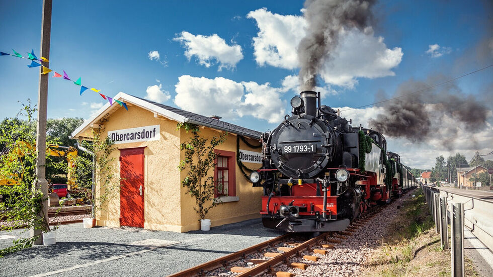 Die Weißeritztalbahn in Obercarsdorf. Die Weißeritztalbahn in Obercarsdorf.
